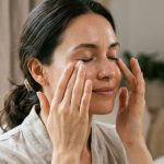 Massage du visage La technique simple pour dégonfler le regard en 3 minutes