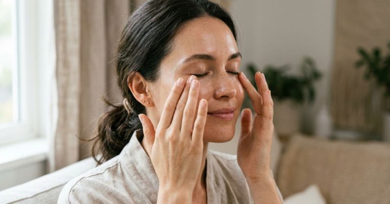 Massage du visage La technique simple pour dégonfler le regard en 3 minutes